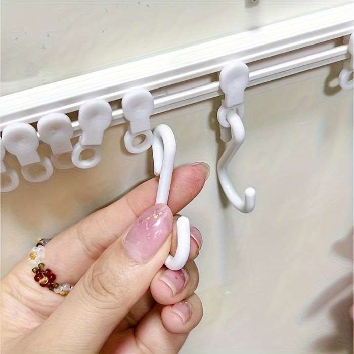 Adjustable Plastic Hanging Rack with Sliding Hooks