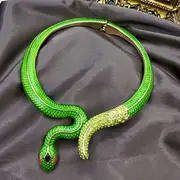 WOMEN'S BOLD EMERALD GREEN SNAKE NECKLACE WITH SPARKLING ACCENTS MADE FROM ZINC ALLOY