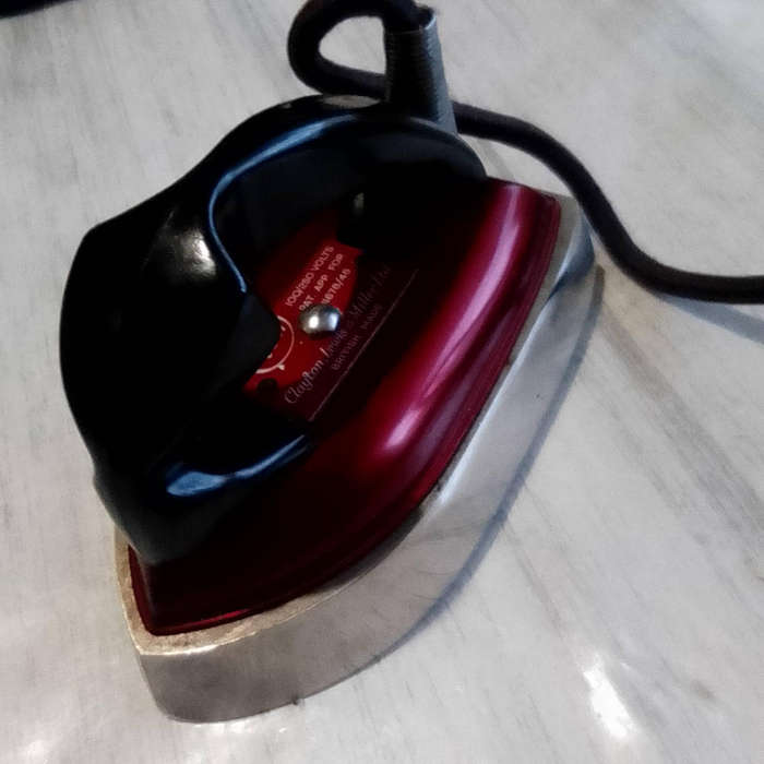 VINTAGE 1950'S CLEM RED TRAVELING IRON - BRITISH MADE - FOR THE COLLECTOR OF OLD APPLIANCES!!!!