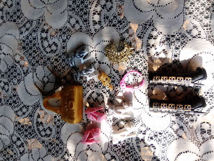 Barbie Doll Accessories 4 pairs of shoes, handbag, sunglasses and 3 necklaces