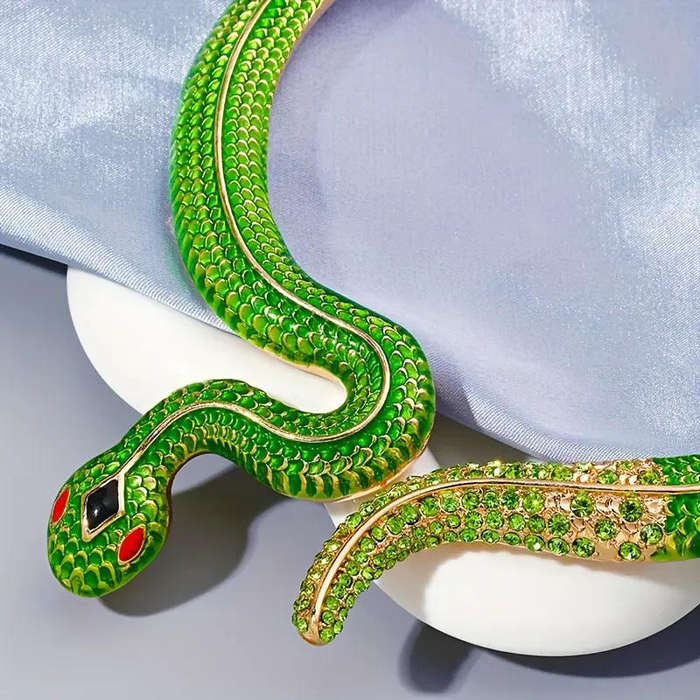 WOMEN'S BOLD EMERALD GREEN SNAKE NECKLACE WITH SPARKLING ACCENTS MADE FROM ZINC ALLOY