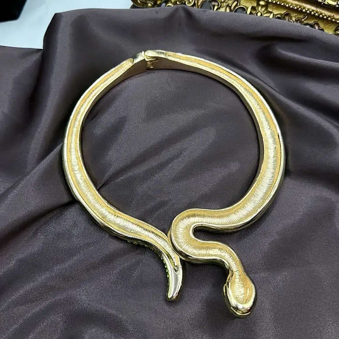 WOMEN'S BOLD EMERALD GREEN SNAKE NECKLACE WITH SPARKLING ACCENTS MADE FROM ZINC ALLOY
