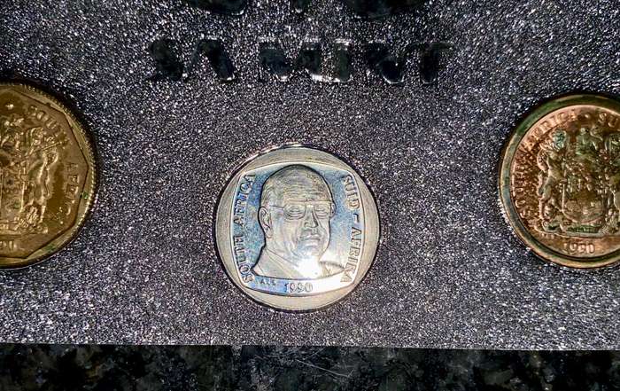 S A MINT UNCIRCULATED SET 1990 WITH PW BOTHA R1 -- R2 TO 1 CENT -- SEALED FROM SA MINT - 2 AVAILABLE