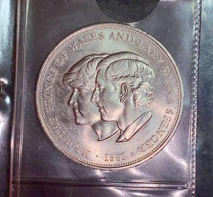 Great Britain Collection - Commemorative Crowns 1977-1980-1981 in coin folder - lot 5