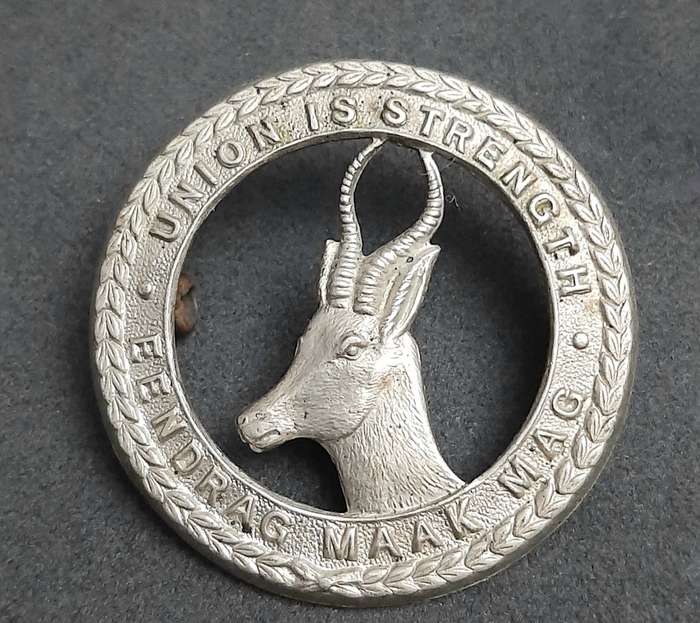 **WW2: UDF White Metal General Service Cap Badge #2 (Lugs).**