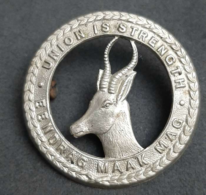 **WW2: UDF White Metal General Service Cap Badge #2 (Lugs).**