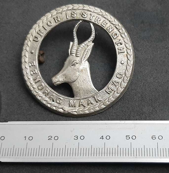 **WW2: UDF White Metal General Service Cap Badge #2 (Lugs).**