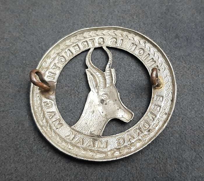 **WW2: UDF White Metal General Service Cap Badge #2 (Lugs).**