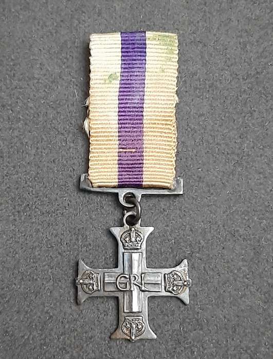 **RARE: WW1 .925 Silver Military Cross Miniature Medal w/ Ribbon.**