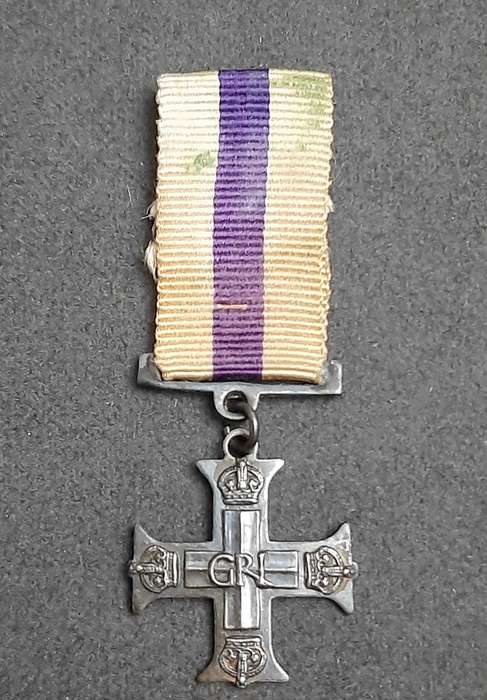 **RARE: WW1 .925 Silver Military Cross Miniature Medal w/ Ribbon.**