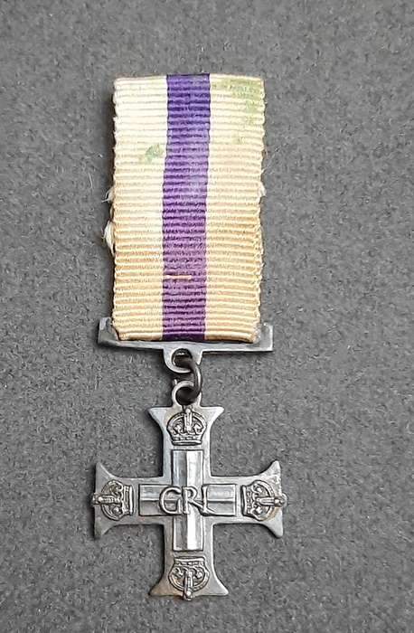 **RARE: WW1 .925 Silver Military Cross Miniature Medal w/ Ribbon.**