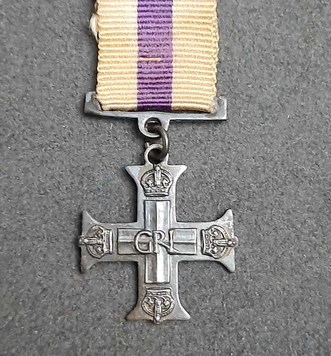 **RARE: WW1 .925 Silver Military Cross Miniature Medal w/ Ribbon.**