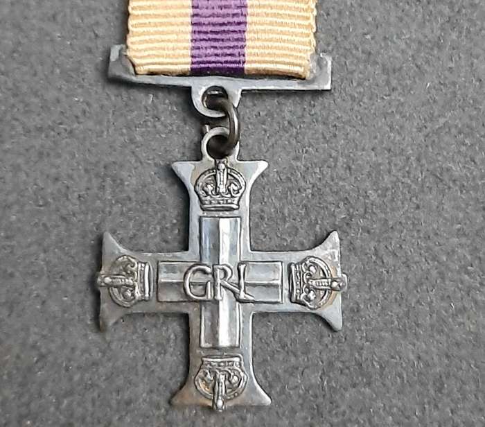 **RARE: WW1 .925 Silver Military Cross Miniature Medal w/ Ribbon.**