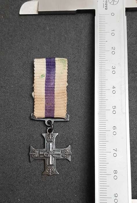 **RARE: WW1 .925 Silver Military Cross Miniature Medal w/ Ribbon.**