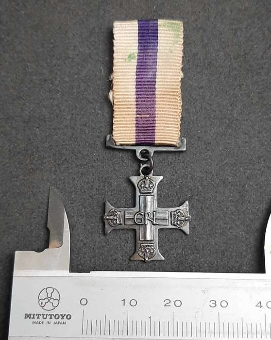 **RARE: WW1 .925 Silver Military Cross Miniature Medal w/ Ribbon.**