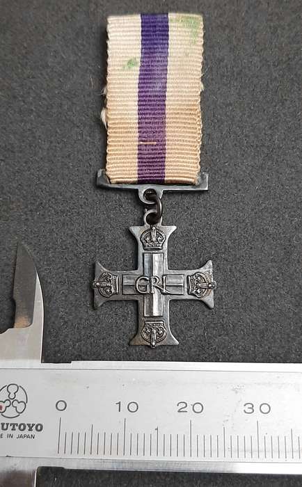 **RARE: WW1 .925 Silver Military Cross Miniature Medal w/ Ribbon.**