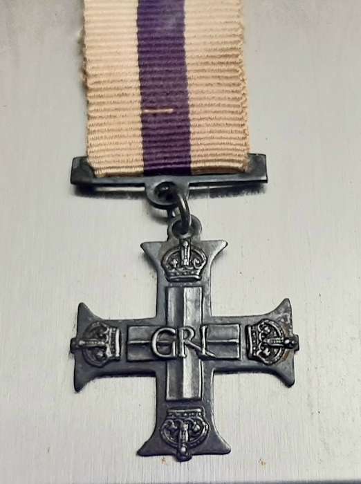 **RARE: WW1 .925 Silver Military Cross Miniature Medal w/ Ribbon.**