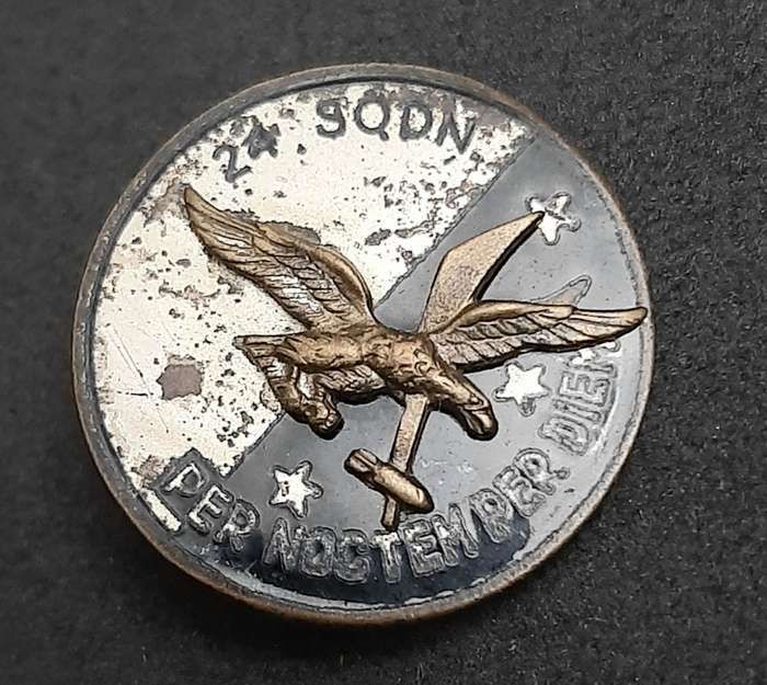 **RARE: WW2 SAAF 24 Sqdn 'Tinnie' Lapel Badge w/ Pin (Fiorintini).**