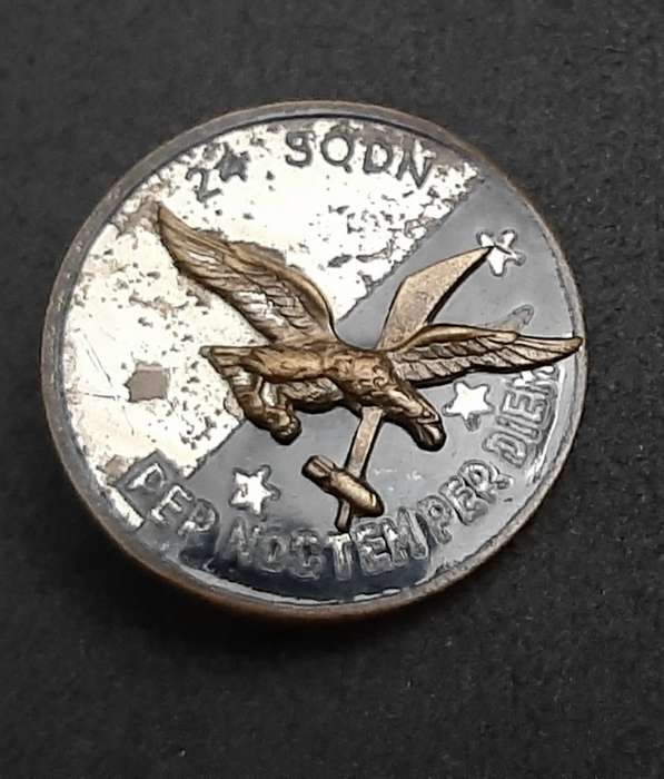 **RARE: WW2 SAAF 24 Sqdn 'Tinnie' Lapel Badge w/ Pin (Fiorintini).**