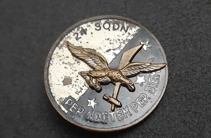 **RARE: WW2 SAAF 24 Sqdn 'Tinnie' Lapel Badge w/ Pin (Fiorintini).**