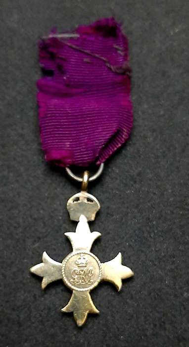 **RARE: WW1 .925 Silver Military MBE Miniature Medal w/ Ribbon ( Type I.)**