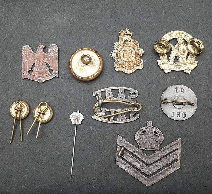 **WW2 UDF : Assorted Metal Badges & Insignia Lot ( x 10 Pcs).**
