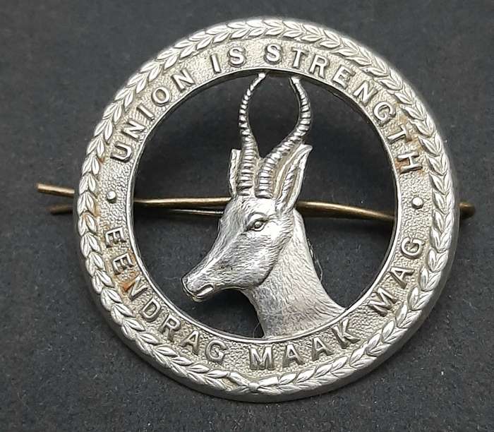 **WW2 UDF: General Service White Metal Cap Badge #3(Pin & Lugs ).**