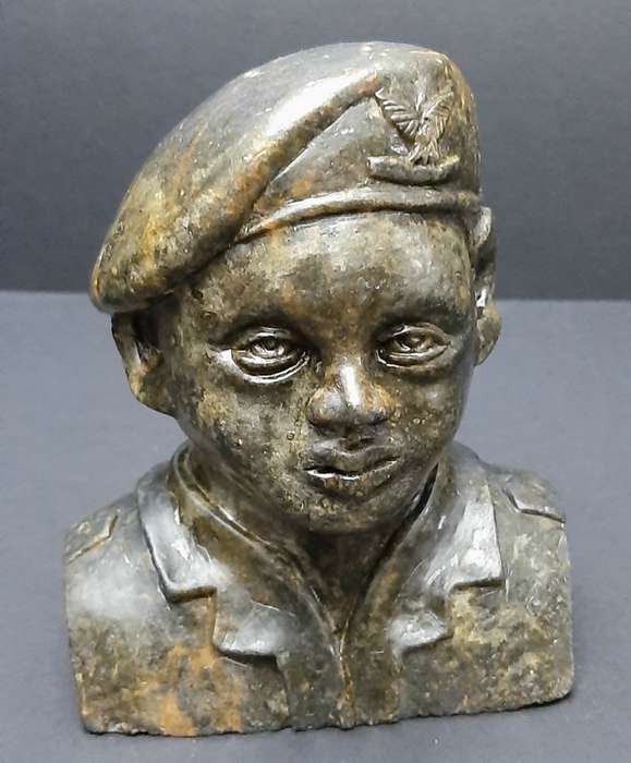 **Rhodesian Bush War: 1970s Rhodesian Army  'Selous Scouts' Carved Soapstone Bust (15cm x 14cm) .**