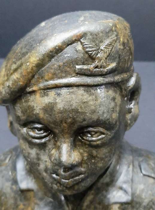 **Rhodesian Bush War: 1970s Rhodesian Army  'Selous Scouts' Carved Soapstone Bust (15cm x 14cm) .**