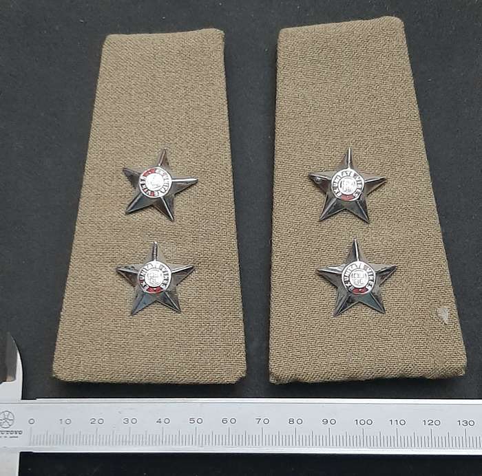 * *Border War : 1970s SADF Lieutenant Rank Shoulder Board Insignia Pair (All Pins).**