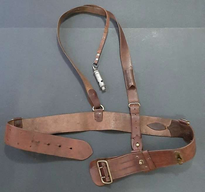 **WW2 UDF: Officer's Sam Browne Leather Belt Equipment w/ Lanyard & Whistle (36").**