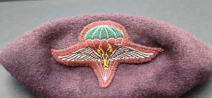 ** Early 1990s SADF: 1 Parachute Battalion Beret w/ Embroidered Unit Insignia ( 55) (USED).**