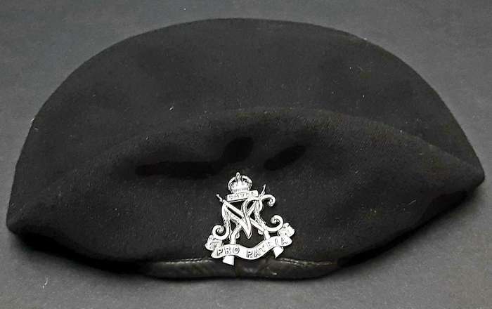 **RARE: WW2 UDF 'Royal Natal Carbineers ' Armoured Beret w/ Badge Insignia ( 1940)  .**