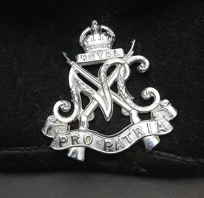 **RARE: WW2 UDF 'Royal Natal Carbineers ' Armoured Beret w/ Badge Insignia ( 1940)  .**