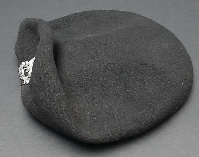 **RARE: WW2 UDF 'Royal Natal Carbineers ' Armoured Beret w/ Badge Insignia ( 1940)  .**