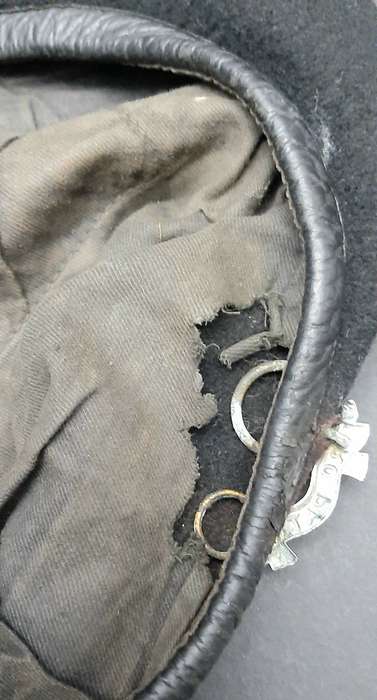 **RARE: WW2 UDF 'Royal Natal Carbineers ' Armoured Beret w/ Badge Insignia ( 1940)  .**