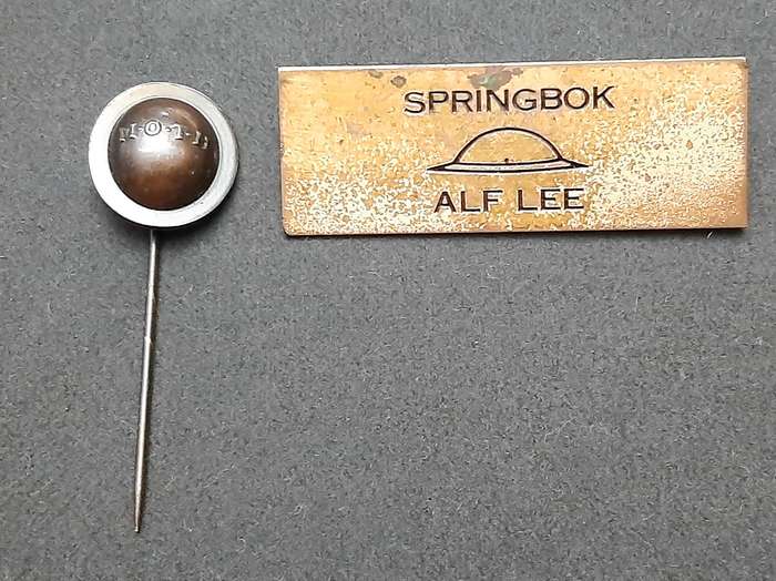 **WW2 : M.O.T.H. Bronze Tie-Pin & Association Name Badge (Pins Intact)**