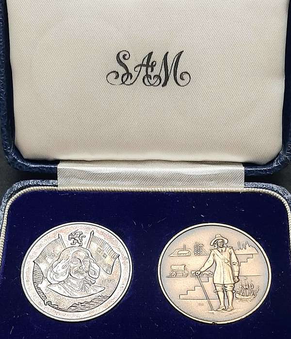 **1952 SA Mint: Van Riebeeck Ter Centenary. 925 Silver & Bronze Comm. Medallions Cased (XF+ & VF+)**