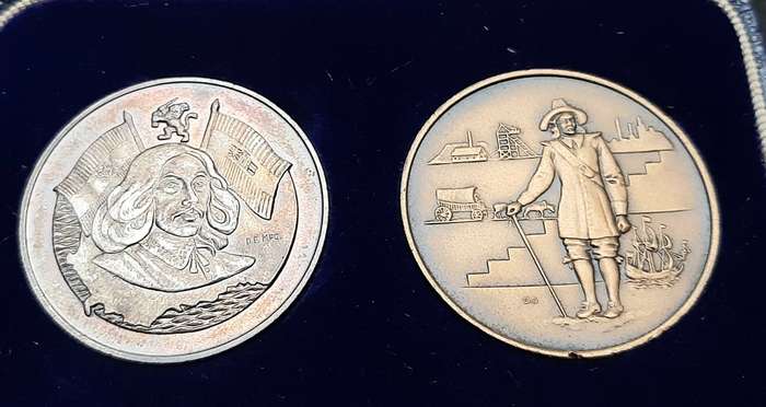 **1952 SA Mint: Van Riebeeck Ter Centenary. 925 Silver & Bronze Comm. Medallions Cased (XF+ & VF+)**