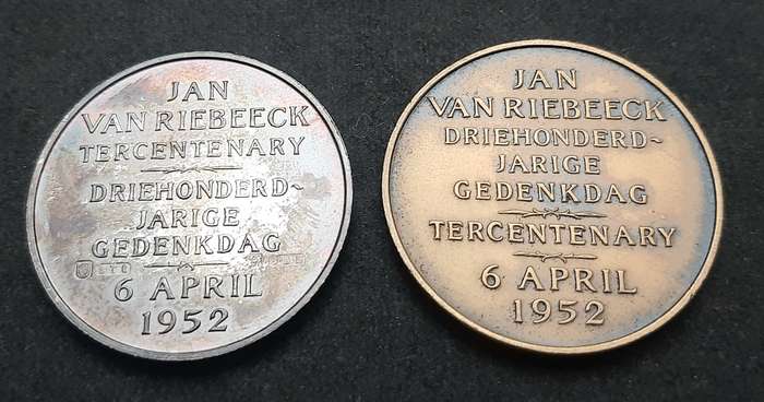 **1952 SA Mint: Van Riebeeck Ter Centenary. 925 Silver & Bronze Comm. Medallions Cased (XF+ & VF+)**