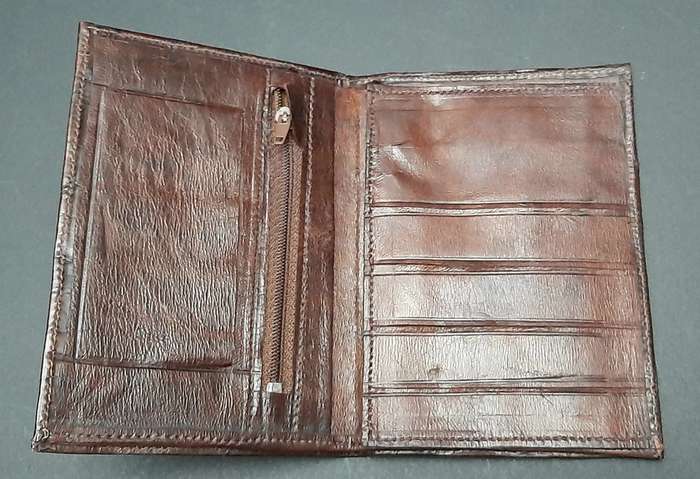 STUNNING: Late 20th Century- Gent's Tri-fold Crocodile Skin Leather Wallet (14cm x 19cm).