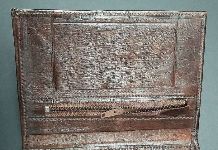 STUNNING: Late 20th Century- Gent's Tri-fold Crocodile Skin Leather Wallet (14cm x 19cm).