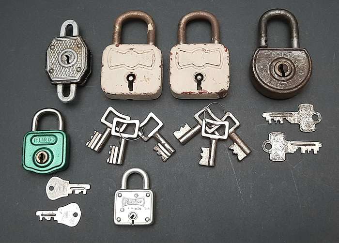 Mid-20th Century: Lot of 1960s/70s West-German Padlocks w/ Keys (x6).