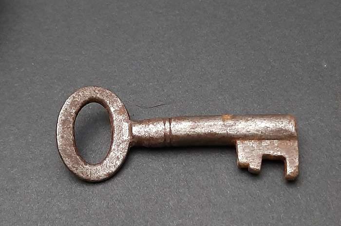 Late 19th Century: English Wrought Iron Padlock w/ Key  (Functional).