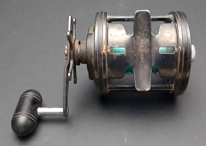 ANGLING: Shakespeare 'Sigma' 2951-365 Saltwater Right-hand Boat-Fishing Reel (21cm x 14cm).