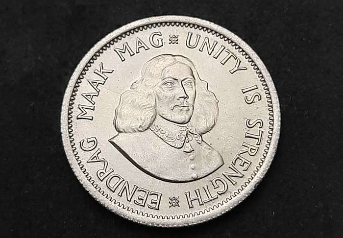 1961 South Africa: .500 Silver 10 cent Coin (XF/XF+).