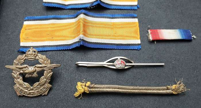 WW1 / WW2 : British & Commonwealth Insignia Lot x 6 Pieces.