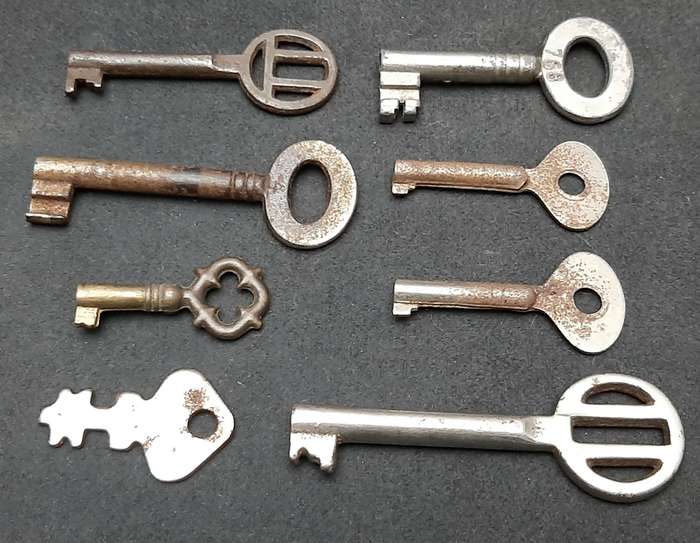 Early 20th Century: Lot European Cabinet & Dresser Keys Lot ( 8 x Pcs).