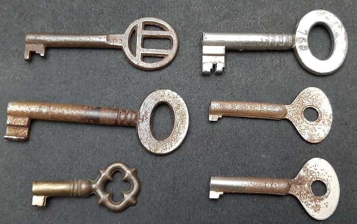 Early 20th Century: Lot European Cabinet & Dresser Keys Lot ( 8 x Pcs).