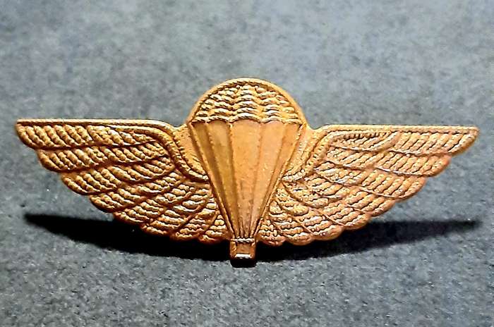 RARE: 1980s Australian S.A.S Bronze Metallic HALO Dress Parachute Wing (Lugs Intact).